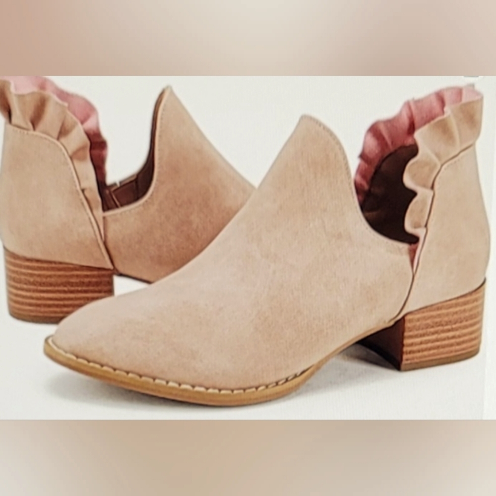 NIB  Ruffle ankle v cut out pointed toe chunky heel dressy western…